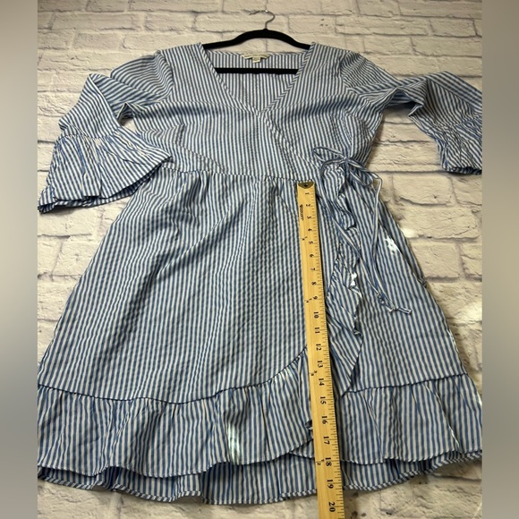Preppy American Eagle Outfitters Blue and White Seersucker Wrap Dress. Academia - Picture 9 of 11